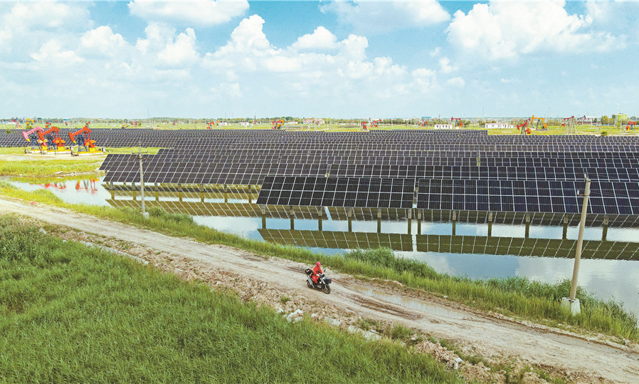 截至7月31日，中國石油首個水面光伏項目——大慶油田星火水面光伏示范工程累計發電超200萬千瓦時。據悉，星火水面光伏示范工程是大慶油田自主設計建設的新能源項目，也是打造“大慶油田綠色低碳可持續發展示范基地”的先導示范工程。圖為采油工人穿梭在星火水面光伏示范工程現場。