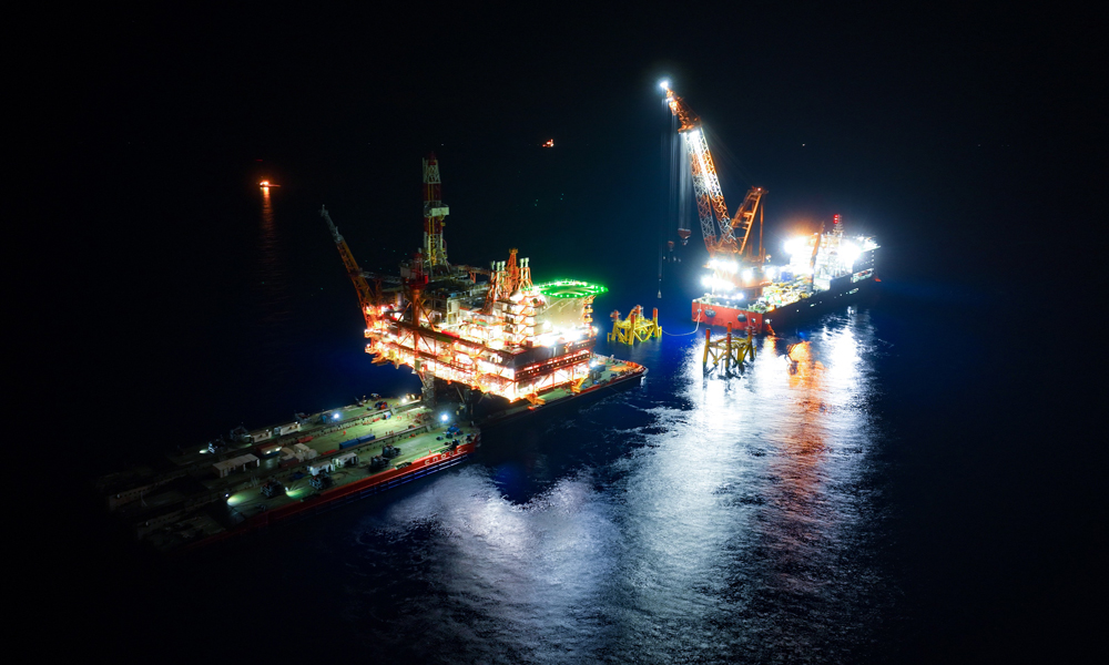 恩平15-1中心平臺由中國海油自主設計、建造、安裝及生產運營，安裝關鍵設備近600臺，配置我國海上首套二氧化碳回注封存裝置，應用我國海上首套國產7600千瓦原油發電機組，首次在海上油田新項目中采用臺風無人化生產工藝。這一系列關鍵設備的國產化，不僅有效降低了工程投資，還節省年度維保費用超30%。圖為海上浮托安裝作業現場。