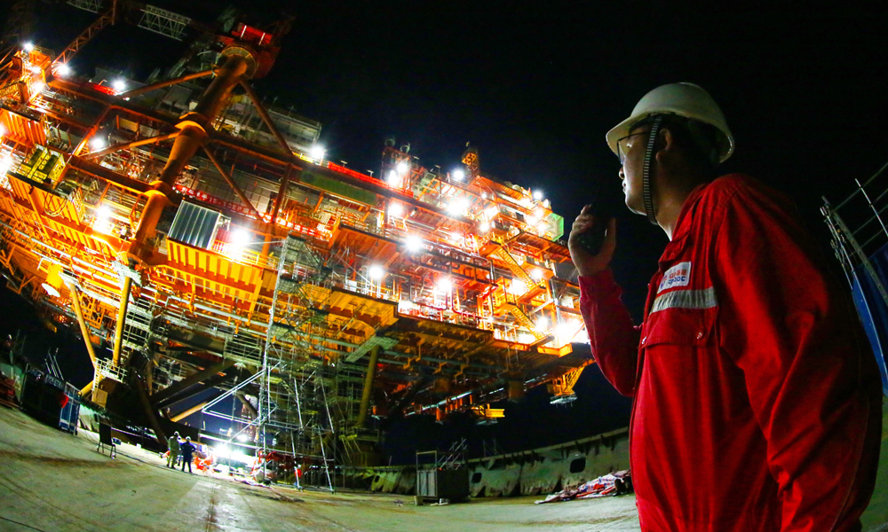 為確保本次海上安裝萬無一失，項目團隊對浮托限制區域進行反復檢查，開展浮托過程仿真模擬和水池實驗，提前對錨系布設、進船、對齊、載荷轉移等工序進行預演，并針對錨纜失效進行應急演練。圖為項目團隊克服夜間作業、海況惡劣等不利因素，時刻關注作業狀態，實現上部組塊一次精準就位。