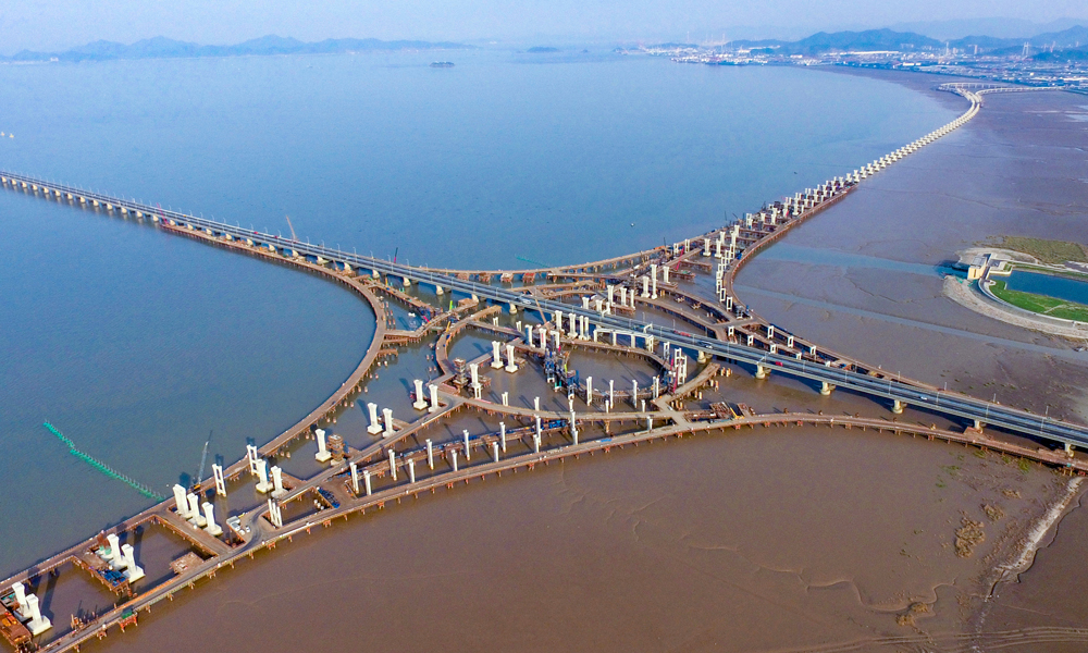 7月31日，隨著最后一根樁基澆筑完成，由中國鐵建所屬中鐵十五局施工的亞洲最大海上互通——杭甬高速復線濱海互通樁基全部完成，工程建設取得重大勝利。圖為杭甬高速濱海互通施工現場。