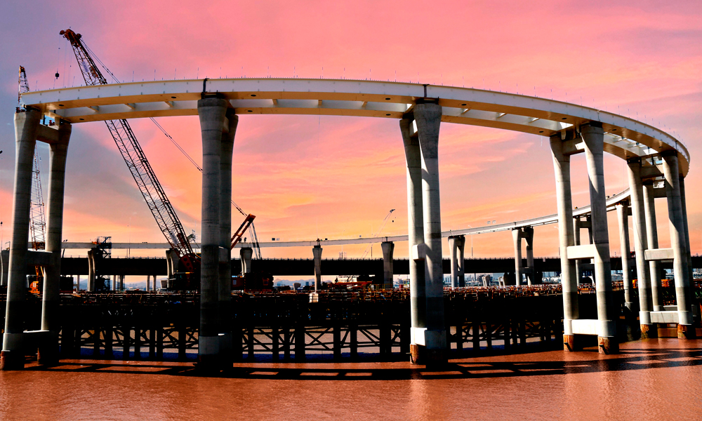 該項目采取棧橋先行的辦法，為鋼護筒運輸、海上加工鋼筋籠、鉆孔泥漿反循環、插打鋼護筒等搭建了平整、穩固的平臺。圖為濱海互通鋼箱梁吊裝作業現場。