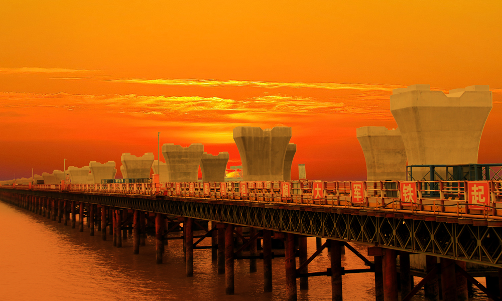 據悉，杭甬高速復線將于2023年底建成通車，對完善國家高速公路網和寧波舟山港集疏運網絡建設、促進浙江省經濟發展具有重要意義。圖為濱海互通主線墩柱群。