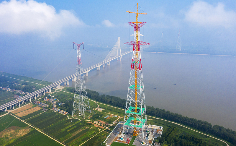 8月1日在安徽省池州市貴池區的長江岸邊拍攝的池州長江大跨越輸電塔（無人機照片）。鄭賢列 攝