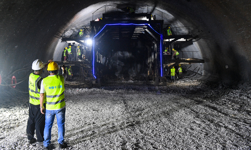 8月3日，在位于廣西環江毛南族自治縣的貴南高鐵大方山隧道內，工人在掌子面施工作業。新華社記者 曹祎銘 攝