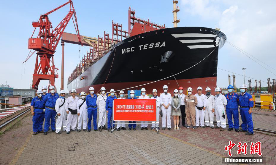 圖為24116TEU超大型集裝箱船在長興造船基地順利出塢。 張黎 攝