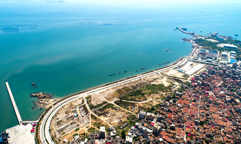 按照規劃設計，海洋生態修復工程將建設包括長度8.3公里的線軸型貝藻礁、修復3.1公里的海岸線岸、生態化改造2.56公里的海堤和建設1公里的海灘垃圾攔截和收集系統試驗段等，由海向陸形成由貝藻礁、寬緩沙灘、濱海植被群落組成的“三防一體”生態減災空間體系，構建集海岸防護、生物多樣性保護、生態優化于一體的泉港區海洋生態安全格局。項目建成后，將持續加強海洋環境保護和生態修復，降低臨港工業和城市建設帶來的環境壓力。圖為建設中的沙灘修復與養護工程。