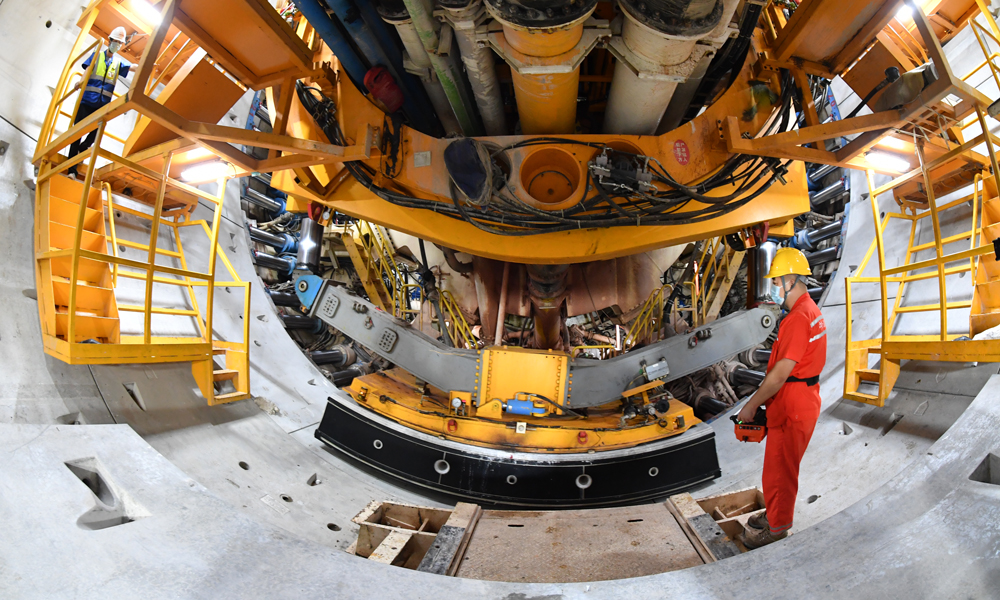 近日，由中國鐵建所屬中鐵十四局集團承建的深（深圳）江（江門）鐵路珠江口隧道掘進到海底地質復雜段，直徑超過13米的“深江1號”盾構機正以每天6到8米的速度，從東莞虎門向廣州南沙方向攻堅掘進。圖為建設者在拼裝隧道管片。