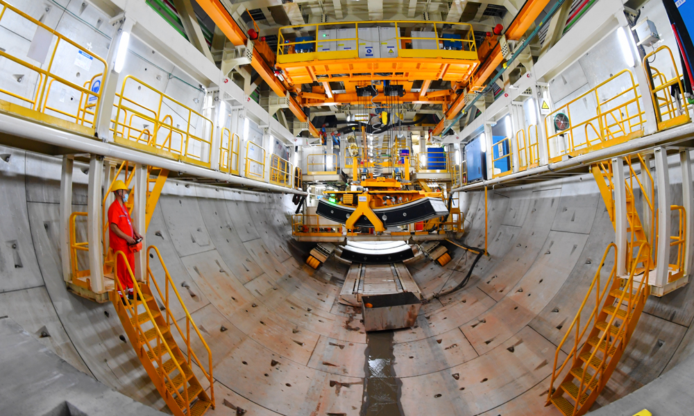 深江鐵路新建正線總長116.1公里，設計時速250公里，建設工期為5年半。圖為智能遙控運輸系統在吊運隧道管片。