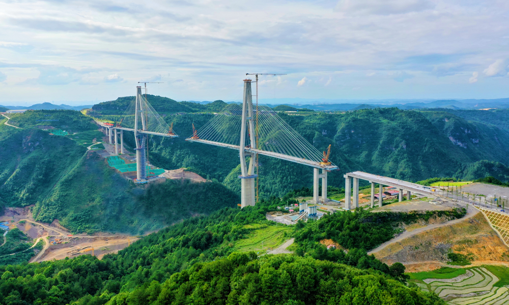 龍里河大橋位于貴州省黔南布依族苗族自治州龍里縣，原名朵花特大橋，橫跨朵花大峽谷，全長1260米，主橋為主跨528米的雙塔雙索面鋼混疊合梁斜拉橋，橋寬30米。主塔為薄壁空心鉆石形索塔，高265米，塔頂距峽谷底約400米，橋面距峽谷底約280米。主橋及塔柱設有觀光旅游玻璃步道、觀光電梯和空中觀景平臺等設施，集交通運輸、旅游觀光等功能于一體，可360度全覽朵花大峽谷和龍里大草原風光。中鐵工業主要承接該橋全橋共計約1.32萬噸鋼梁制安任務。