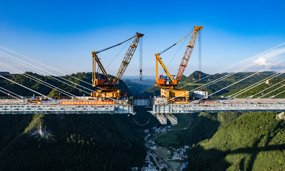 由于大橋位于喀斯特地貌區，溶溝溶槽發育強烈，且大橋地處高山峽谷，施工難度較大。針對超高主塔斜拉橋鋼梁架設難題，中鐵工業研發了“山區超高主塔斜拉橋安裝技術”，創新了一套以附壁式吊機、運梁小車、架梁吊機為核心的山區超高主塔斜拉橋安裝工法，有效解決了地面施工區域狹小、鋼梁轉運困難、斜拉索對附壁吊機提梁上橋面轉運阻礙等問題，提高了施工效率。