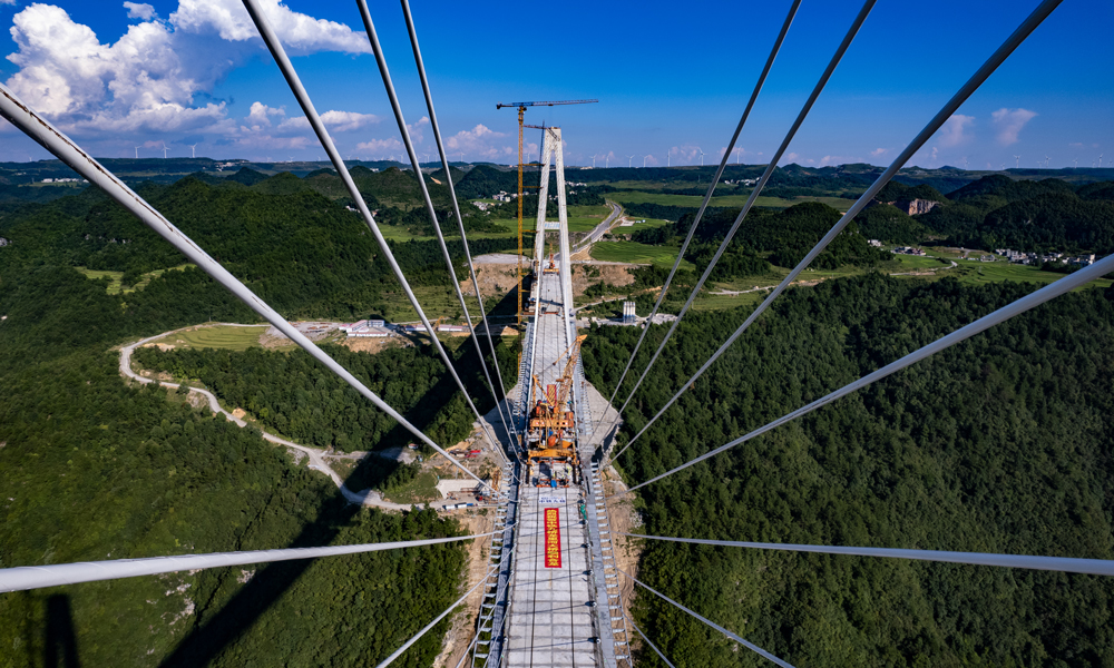 龍里河大橋是連接黔中龍溪內陸開放型經濟發展先導區與龍里草原片區的交通控制性工程。大橋建成后，將成為草原片區與外界連接的快速通道，貴陽市至龍里大草原的行車時間將從1.5小時縮短為30分鐘左右。