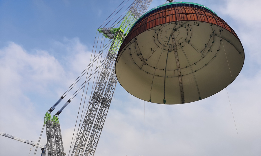 據介紹，穹頂吊裝是大型薄壁式鋼結構體吊裝，首先在地面完成半徑20多米半球形結構的穹頂預制，再用重型吊車將穹頂吊到反應堆廠房筒體上。其吊裝難點首先在于變形控制，上口下口錯邊量要求不超過1mm，這對于6mm厚的薄壁結構來說難度極大；其次，穹頂迎風面大，大風、陣風都會帶來吊裝作業的風險。方煌琪 攝