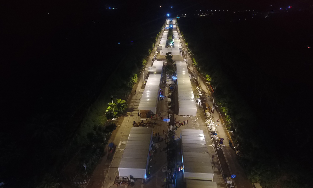 中鐵二局承擔海南省樂東縣抗疫用房搶建工程總用地面積約5100平方米，總建筑面積約2700平方米，承擔143套集裝箱安裝任務，包括箱體拼裝、室內水電、供排水、供電等配套設施施工。8月22日12點板房安裝完成、床位就位、管道通水、電路通電，滿足交付驗收條件。圖為中鐵二局參與施工的樂東抗疫用房。