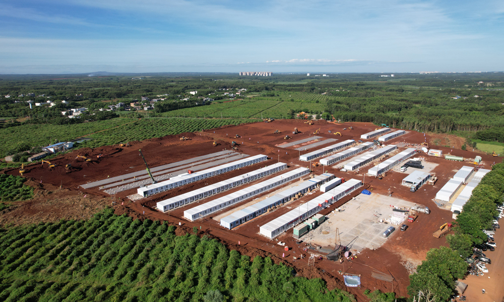 8月15日，中鐵八局接到海南省臨高縣政府緊急通知，新建一處隔離點，規劃占地約60畝，設置隔離用房1200間，總建筑面積約4萬平方米。項目部迅速進駐施工現場，實行“兩班倒”工作制開展施工。8月24日，臨高縣博厚鎮馬裊鄉集中隔離點一期順利建設完成。