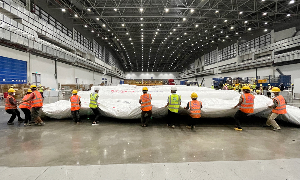 近日，中鐵廣州局積極響應地方政府號召，參與洋浦、海口方艙醫院建設，截至8月26日，已完成洋浦方艙醫院移動板房搭建、現場水電安裝、空調設備安裝以及現場清理，海口方艙醫院3、4號館醫療器械及實驗設備裝拆等工作。圖為中鐵廣州局援建人員裝拆氣膜實驗室。