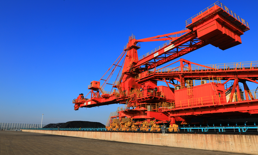 近年來，北部灣港多措并舉提升貨物裝卸轉運效率，按照泊位利用及晝夜產量最大化原則制定泊位計劃，著重統籌集裝箱碼頭生產協調，做好20萬噸級泊位靠泊組織，保障大型船舶進出港順暢，提高泊位計劃兌現率。