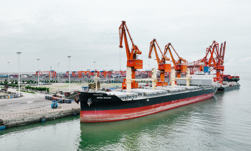 目前，北部灣港已實現港口主要業務單證的電子化和無紙化，減少港口通關37個人工環節和28項紙質單證，港口業務辦理平均節省時間超過20小時，提升客戶體驗，吸引更多貨源走北部灣港。據統計，2022年1-7月，北部灣港（本港）貨物吞吐量完成1.6億噸，同比增長5.3%，其中集裝箱完成379.9萬標箱，同比增長22%。