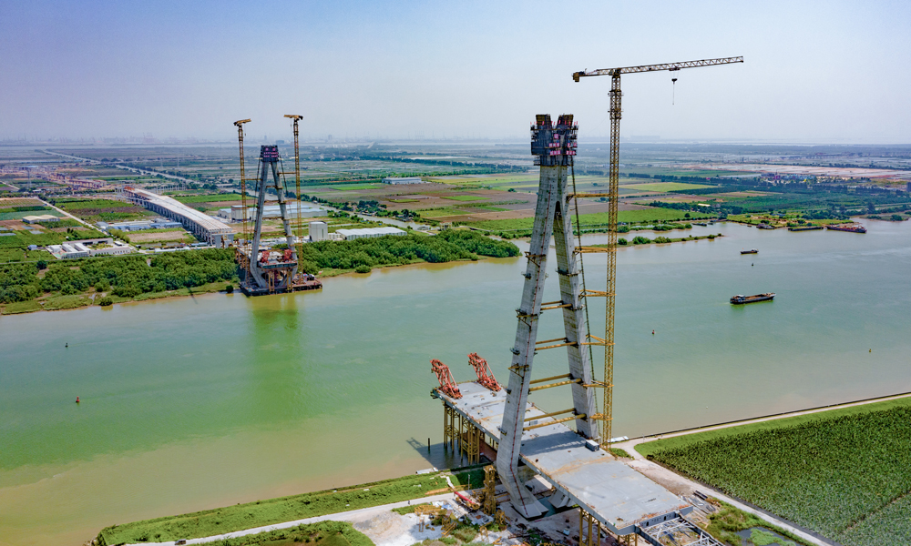 9月6日，中國中鐵旗下中鐵大橋局承建的南（廣州南沙）中（中山）高速公路洪奇門特大橋西主塔封頂，比計劃工期提前30天。該橋跨越洪奇瀝水道，是粵港澳大灣區重大交通基礎設施項目南中高速公路的控制性工程。大橋全長1126米，為雙塔雙索面半漂浮體系鋼箱梁斜拉橋，主跨520米，橋面寬43.2米。主塔為鉆石型混凝土索塔，呈八角形截面，塔冠為“木棉花”造型。圖為洪奇門特大橋東西主塔。