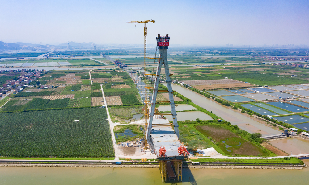 洪奇門特大橋西主塔總高176米。施工中，中鐵大橋局項目團隊創新采用內置螺紋拉桿爬模體系，將模板與內部型鋼骨架連成整體，成功解決了超大外傾角度塔柱模板體系受力問題。圖為洪奇門特大橋西主塔。