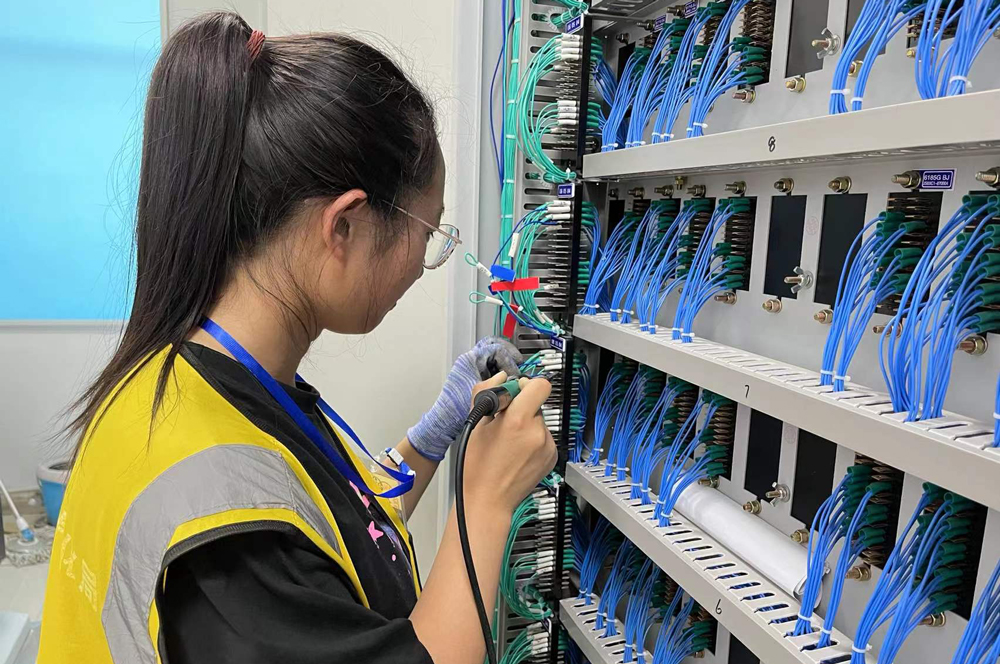 據了解，蘭新鐵路全長2423公里，建于1952年至1962年，是我國當時最長鐵路干線，也是中國西北鐵路網的重要組成部分。隨著多次技術改造，蘭新線年運能已提升至7000萬噸左右，客運列車最高時速可達140公里。圖為自閉結合電路拆配線施工。