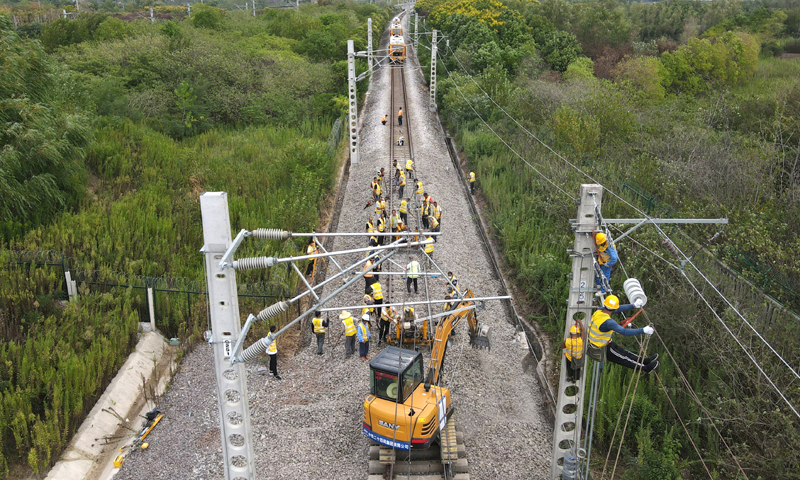 9月15日，由中鐵二十四局、中鐵十局承建的引江濟淮寧西鐵路改建工程下行線撥接施工順利完工，標志著引江濟淮寧西、滬蓉鐵路改建工程全部完成，為引江濟淮工程順利通航提供了保障。圖為當日，施工人員在進行撥接施工（無人機照片）。新華社記者 劉軍喜 攝