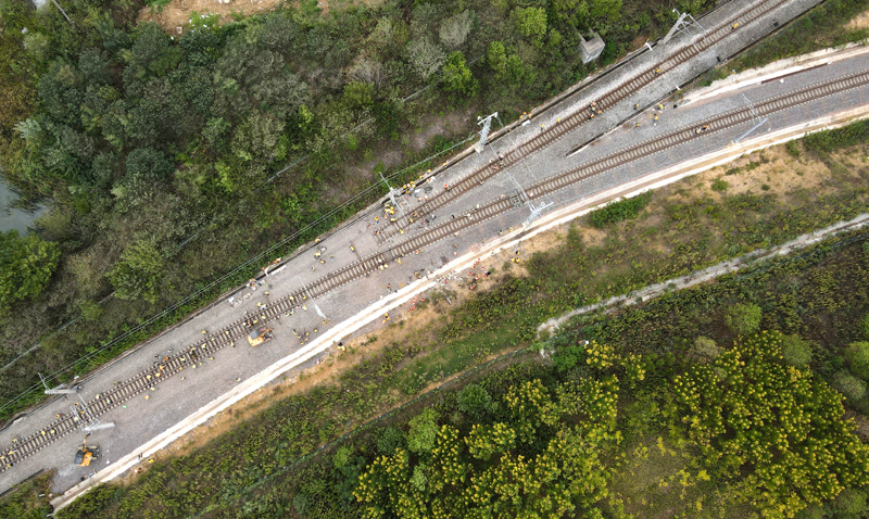 引江濟淮工程溝通長江、淮河兩大水系，是我國跨流域、跨省重大戰略性水資源配置和綜合利用工程。圖為9月15日，施工人員在進行撥接施工（無人機照片）。新華社記者 劉軍喜 攝