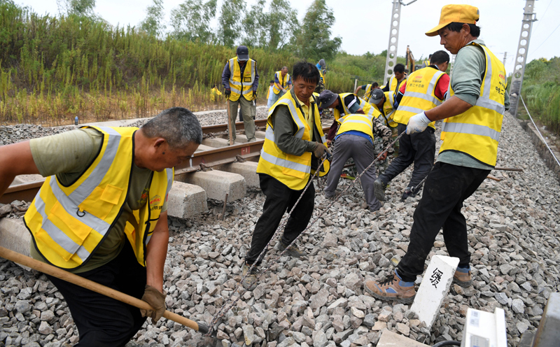 9月15日，施工人員在進行撥接施工。新華社記者 劉軍喜 攝