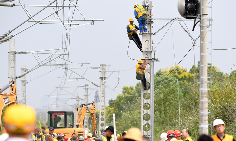 9月15日，施工人員在進行接觸網施工作業。新華社記者 劉軍喜 攝