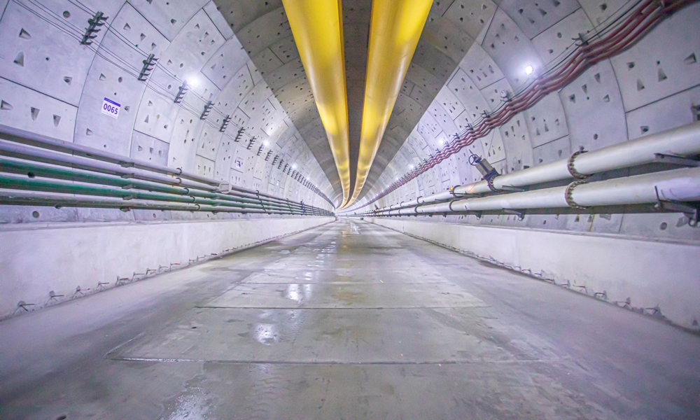 近日，廣湛高鐵湛江灣海底隧道“永興號”盾構機順利穿越湛江灣主航道，標志著湛江灣海底隧道成功攻克了新的技術難關，取得突破性進展。該工程由中國鐵建所屬中鐵十四局承建。圖為湛江灣海底隧道內景。