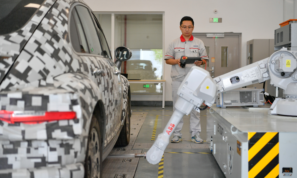 在中汽中心新能源汽車科技創新基地充電技術部，工作人員正在操縱設備測試新能源汽車無線充電輔助性能。新華社記者 孫凡越 攝