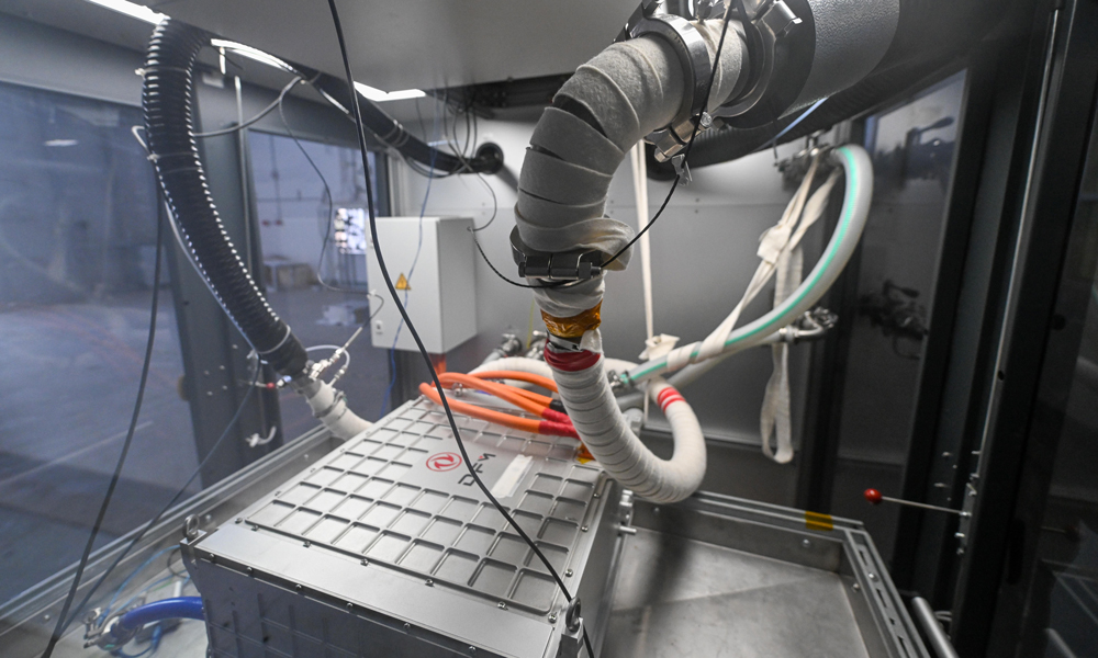 在中汽中心新能源汽車科技創新基地燃料電池部，某型氫燃料電池堆在進行檢測。新華社記者 孫凡越 攝