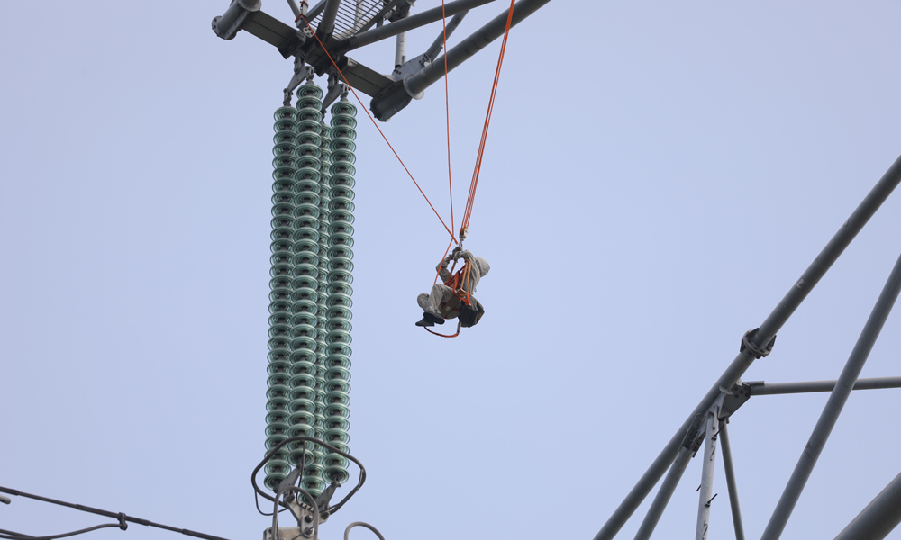 高壓電網帶電作業需要高超的技能和充分的安全保障，廣東電網公司成立了一支技能本領過硬的帶電作業隊伍，適應全省電網大動脈帶電作業需求。圖為近日工作人員在廣東佛山開展500千伏線路帶電作業，保障電力輸送大動脈暢通。