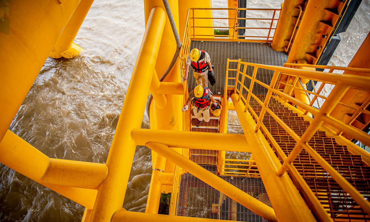 升壓站平臺共分4層，每層相當于一個標準籃球場大小，頂層距海平面約10層樓高。由于所在海域是典型的輻射沙洲地形，水深極淺，是國內少有的具有離岸型潮間帶特點的海上風電場，交通運輸船來往極為不便，給工人日常檢修維護帶來了許多不確定性的挑戰。