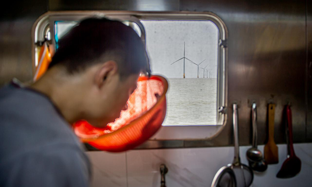 陳剛是一個熱愛生活的人，工作之余，做飯是他的最大愛好，即便是在補給船上，也無法埋沒他的超凡廚藝，三下五除二，變魔術般做出一桌令人垂涎的美食。