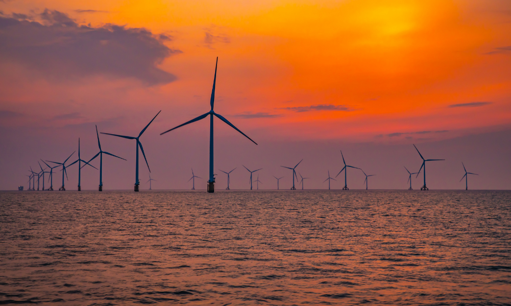 夕陽余暉映照下的風機，肅穆莊嚴，迎風起舞，源源不斷輸送著綠色電能。未來，國家能源集團江蘇公司還將推進東臺海上風、光、氫、儲能源島示范項目建設，逐步向深遠海探索進軍，為實現“雙碳”目標貢獻更多清潔能源。
