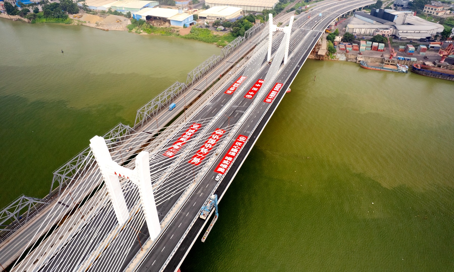 馬房特大橋全長1639米，位于佛山、肇慶交界處，跨越珠江水系干流之一的北江。該橋主路雙向六車道，設計時速80公里。項目團隊先后攻克了超大超深樁基超緩凝混凝土連續灌注、百米深孔樁基雙排主筋鋼筋籠孔口準確定位安裝等技術難題。目前，該項目已取得省部級及國家級科技創新成果22項，其中獲得發明專利及實用新型專利證書9項，填補了國內深水橋梁領域施工多項空白。