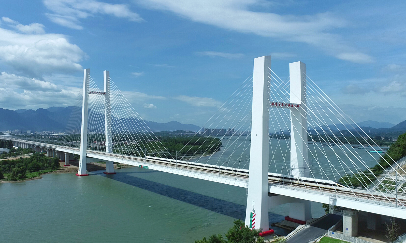 合杭高鐵湖杭段位于浙江省，線路全長129公里，設計時速350公里，常態化按時速310公里達標運營。全線設湖州、德清、杭州西、富陽西、桐廬東、桐廬6座車站。圖為合杭高鐵湖杭段跨富春江特大橋。