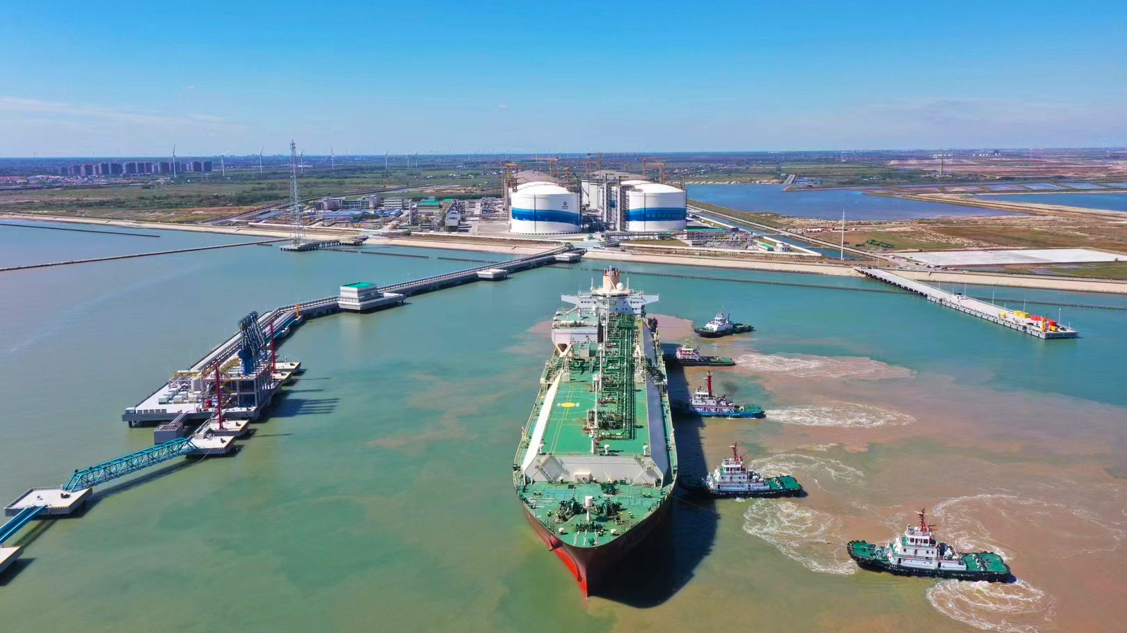 位于江蘇省鹽城市濱海港工業園區的中國海油鹽城“綠能港”，是國家天然氣產供儲銷體系建設及互聯互通重點規劃項目，一期工程建造10座大型液化天然氣儲罐，包括4座22萬立方米儲罐和6座27萬立方米儲罐，總罐容達250萬立方米，是中國規模最大的液化天然氣儲備基地。按照年處理能力600萬噸計算，每年可減排二氧化碳3764萬噸，減排氮氧化物66.8萬噸，相當于植樹造林8000萬棵。