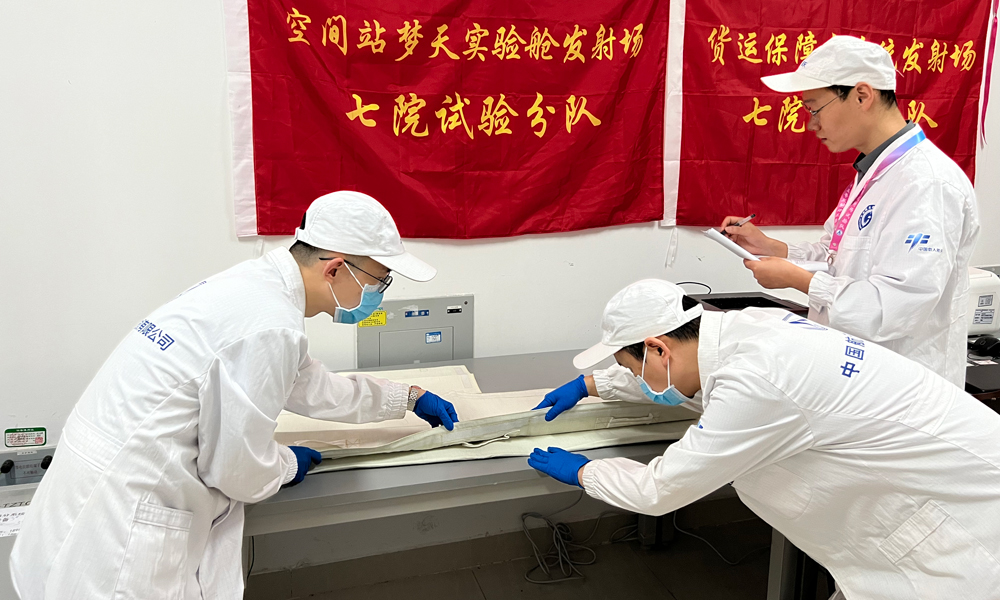 為保證載人航天工程后續任務測試工作正常有序開展，國慶期間，七院貨運保障分系統在文昌航天發射場開展整船水平狀態下綜合測試工作。七院貨運保障分系統把航天的高標準、嚴要求落實到每一個步驟中，力求把每一項工作做到位。為保證測試數據判讀結果有效，崗位判讀人員采取了數據曲線跳變分析、自動判讀軟件報錯查詢等措施。