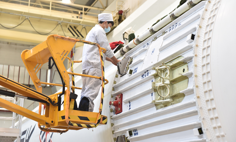 第四季度，八院型號試驗更加密集，國慶節期間，共有21支試驗隊共計1000余名試驗隊員奮戰在全國各地。裝備型號試驗隊從年初便馬不停蹄走南轉北，為了按期交付產品，他們堅守在工作崗位，進行設備調試與各分系統合練，細致研究接口協議，分析試驗數據，不放過每一絲細節。