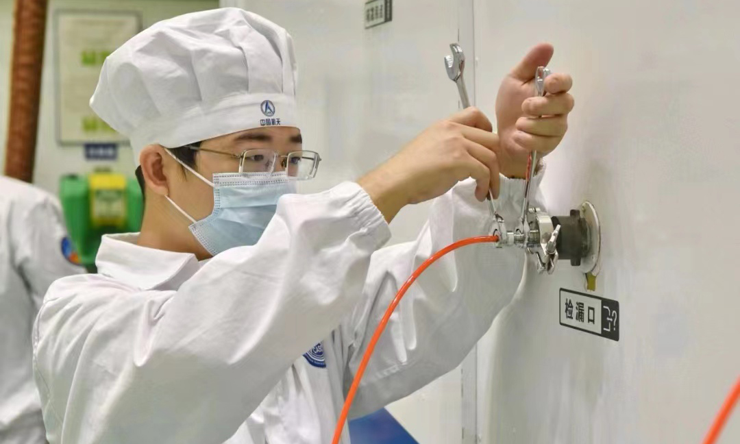 進入四季度，航天科技的工作人員正在奮勇沖刺，千方百計完成生產任務。國慶期間，五院廣大黨員、青年突擊隊積極發揮先鋒模范帶頭作用，自中星19號衛星自北京運抵發射場后，試驗隊相繼完成進場動員、第一階段總裝及發射場電測配合等工作。全體試驗隊員穩扎穩打，力求圓滿完成型號天線展開試驗等工作，共同實現發射場工作零缺陷的工作目標，為后續工作打下堅實基礎。