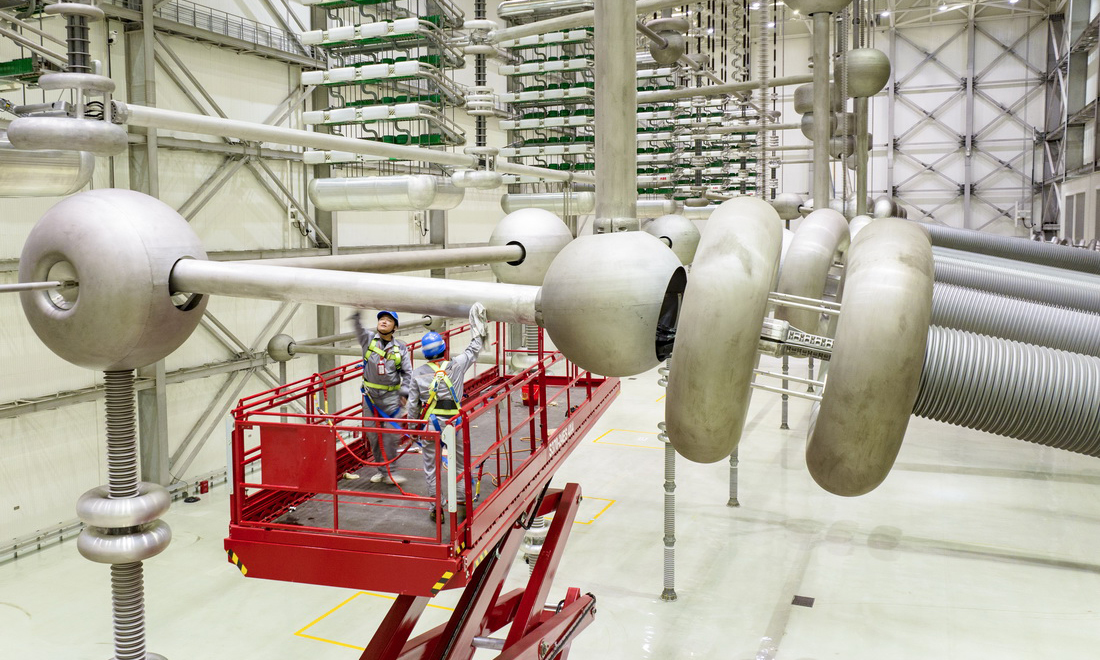 10月9日，國網安徽電力檢修人員對古泉換流站設備進行檢修、維護。鄭賢列 攝