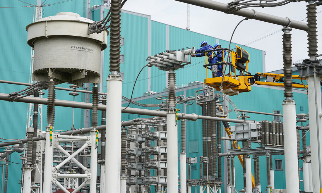 10月9日，國網安徽電力檢修人員對古泉換流站設備進行檢修、維護。新華社記者 杜宇 攝