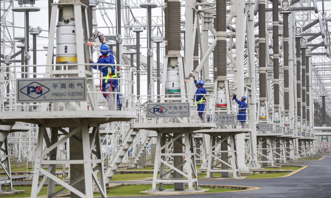 10月9日，國網安徽電力檢修人員對古泉換流站設備進行檢修、維護。鄭賢列 攝