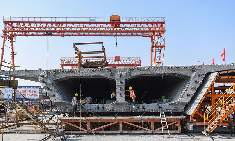 10月8日，施工人員在中山智慧梁場的第155片60米混凝土箱梁上進行隔墻作業。新華社記者 劉大偉 攝 
