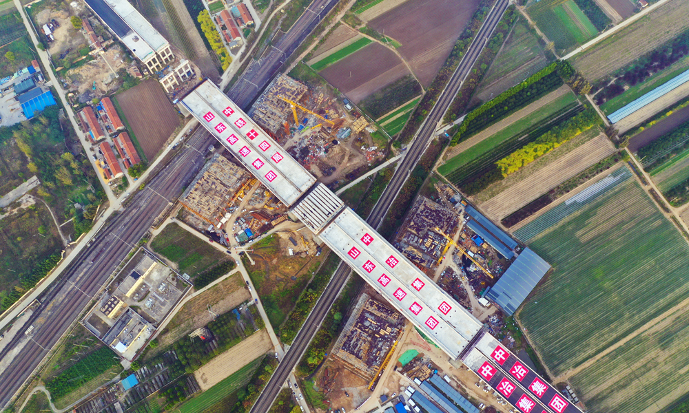 10月13日，由中國鐵建所屬中鐵十四局參建的濰坊至青島高速公路及連接線工程跨膠濟客運專線、膠濟鐵路兩個T型連續剛構轉體橋先后完成轉體。圖為轉體后的大橋。