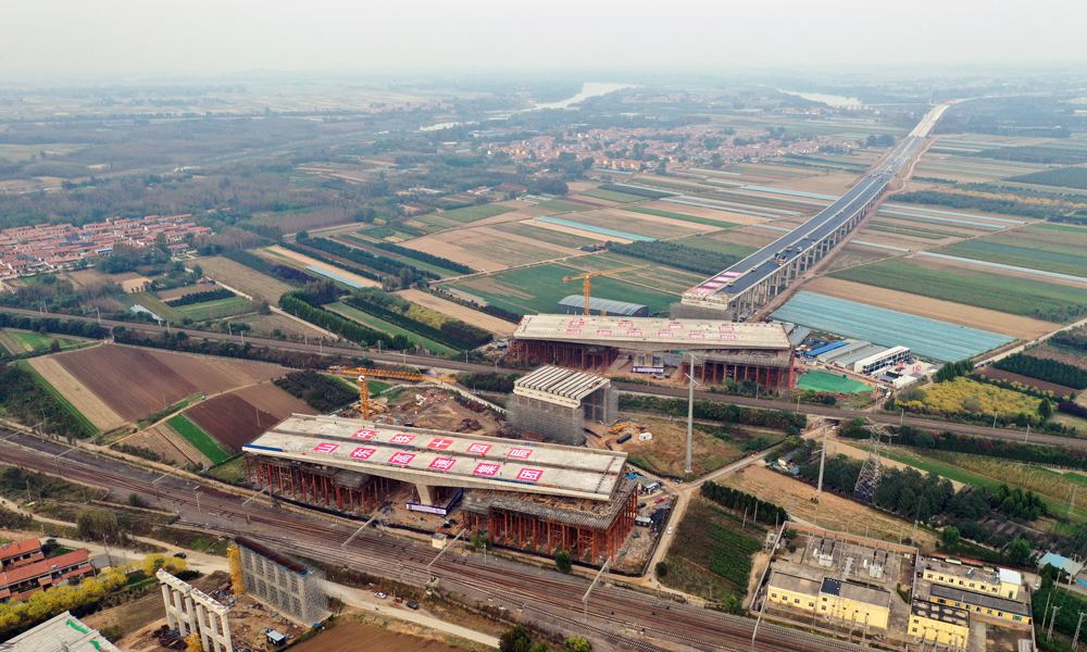 據悉，濟青高速中線是繼濟青高速北線、南線之后，又一條橫貫山東省的高速公路大通道，是山東省“九縱五橫一環七射多連”高速公路網的重要組成部分，對促進“省會城市群經濟圈”“膠東經濟圈一體化”建設，完善濰坊至青島交通網絡，推動山東省經濟社會高質量發展具有重要意義。圖為轉體前的大橋。