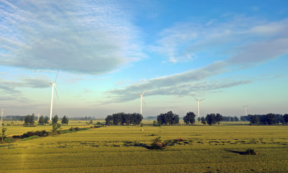 在項目建設中，建設團隊以集約化管理模式統籌資源配置，從技術層面降能耗、提升效率，選用節能高效的機組設備。該項目還榮獲國家電力建設行業工程質量最高榮譽“中國電力優質工程獎”。圖為近日拍攝的天潤靈璧縣潤靈風電場。