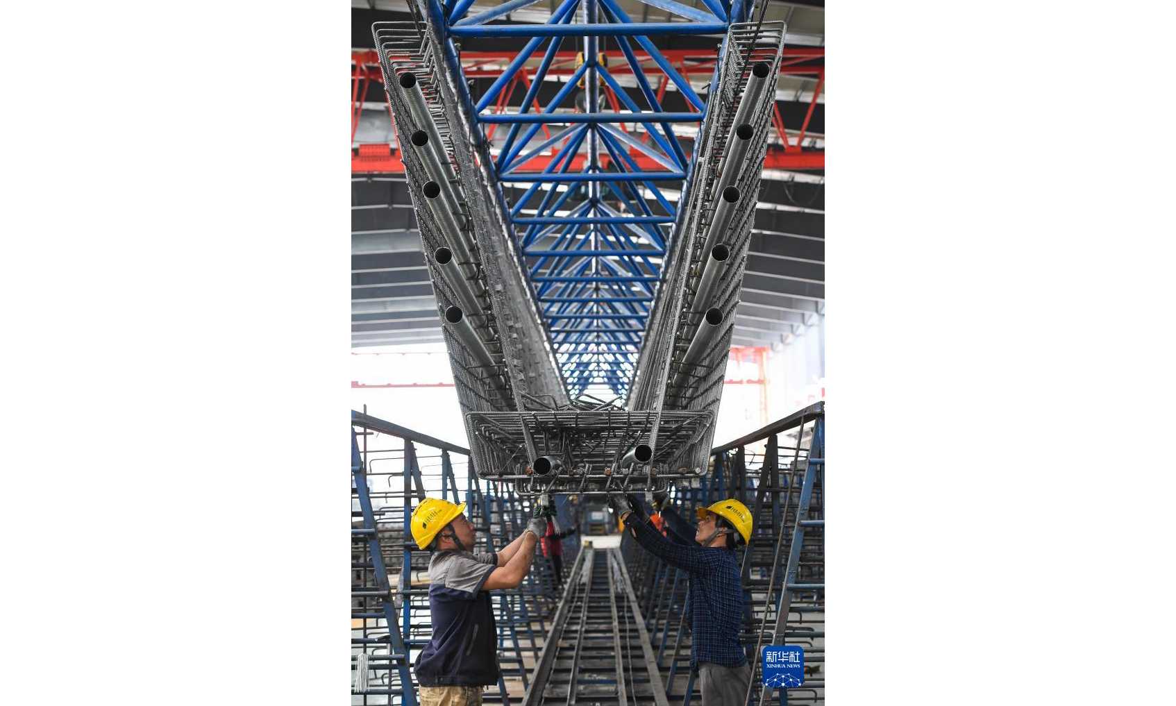 10月18日，工人在黃茅海跨海通道智慧梁場綁扎預制箱梁鋼筋籠。新華社記者 劉大偉 攝