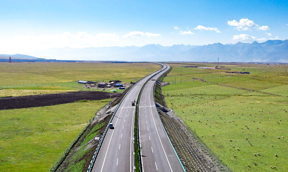 10月16日，中國中鐵旗下中鐵十局參建的青海扁門高速公路盤坡至浩門段正式通車，西寧至門源實現全程高速，行車時間由原來的2.5小時縮減至1.5小時。